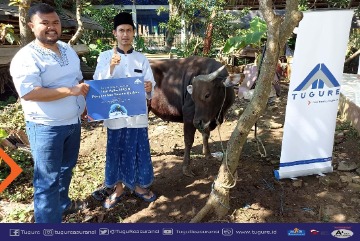 Tugure Distributes Sacrificial Animals to Islamic Boarding Schools in Tangerang and Menteng Village